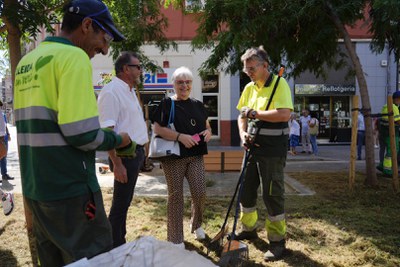 La regidora saluda operaris de jardineria.