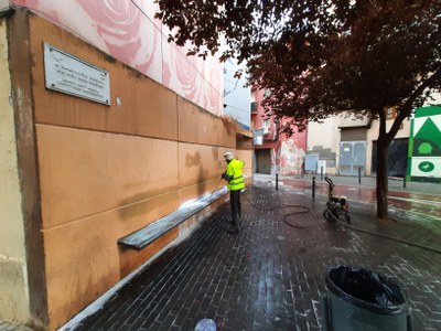 Un operari treballa en tasques de neteja a la placeta que hi ha a l'encreuament entre els carrers Tallada i Múrcia.