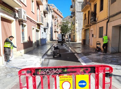 Operaris treballant amb la hidronetejadora al carrer Assalt.
