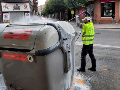 Neteja de l'entorn d'un contenidor al carrer Sant Ruf.