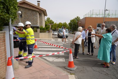 Uns operaris pinten un dels armaris de connexions d'enllumenat, dins del programa Barri a Barri.