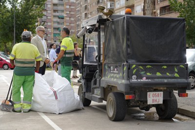 Larrosa conversa amb alguns dels operaris encarregats de les tasques de jardineria.