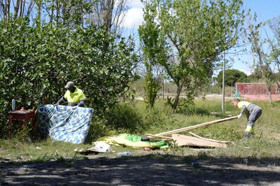 Els operaris netejant aquest espai a les afores de la Mariola.