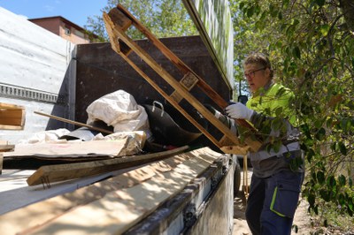 Els operaris netejant aquest espai a les afores de la Mariola.