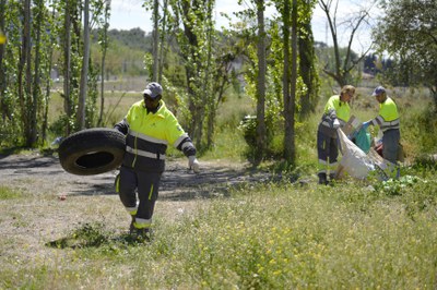 Els operaris netejant aquest espai a les afores de la Mariola.