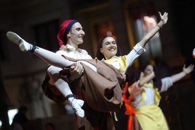 Trobada d'esbarts, del Pirineu a la Plana, a la plaça de Sant Joan..