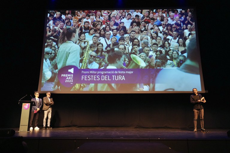 L'alcalde Larrosa ha lliurat el guardó a la millor programació de festa major, que ha estat per les Festes del Tura.