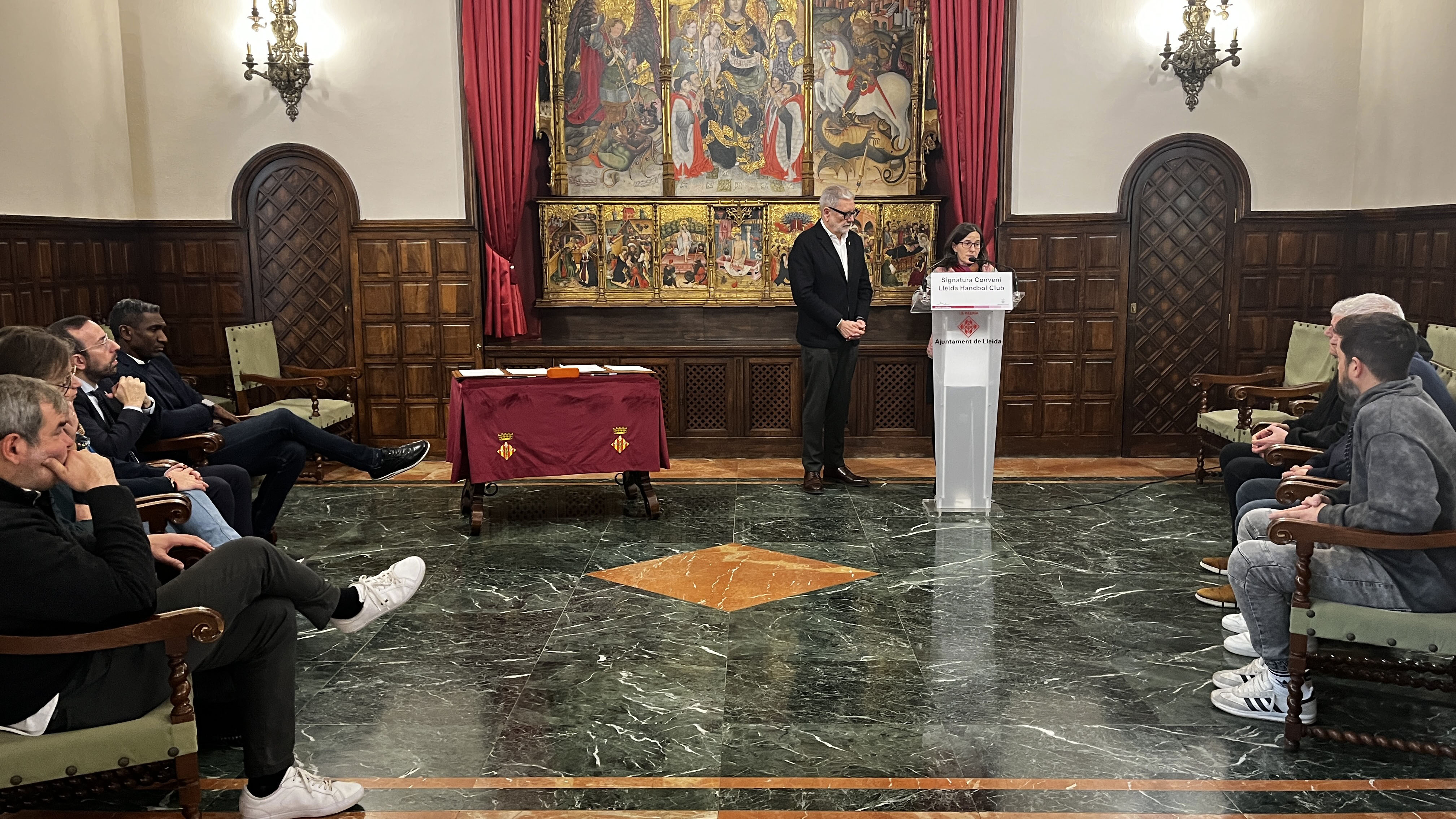 La signatura entre la Paeria i l'Handbol Lleida s'ha fet aquest dimarts al Saló del Retaule.