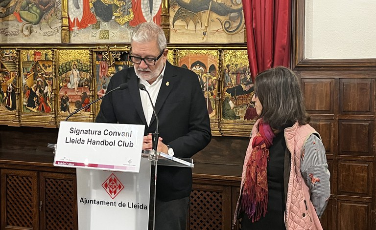 Signatura aquest dimarts del conveni entre la Paeria i l'Handbol Lleida per a l'ús de l'Onze de Setembre.