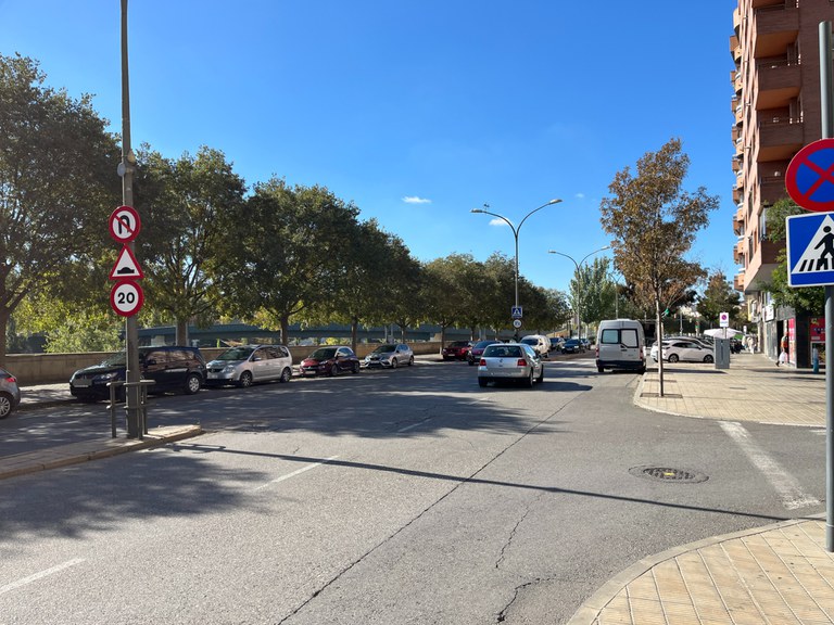 Els treballs consisteixen en la instal·lació dels bàculs corresponents per col·locar els semàfors per a vianants i vehicles, la realització de les rases de connexió, l'estesa de cablejat i la connexió d'aquesta nova cruïlla a la xarxa de semàfors existent.