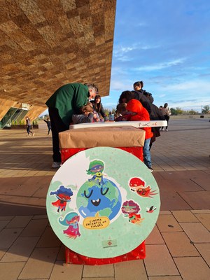 Prèviament a la projecció s’ha realitzat el taller familiar “Postals viatgeres” a càrrec de l’Àrea de Cooperació Internacional.