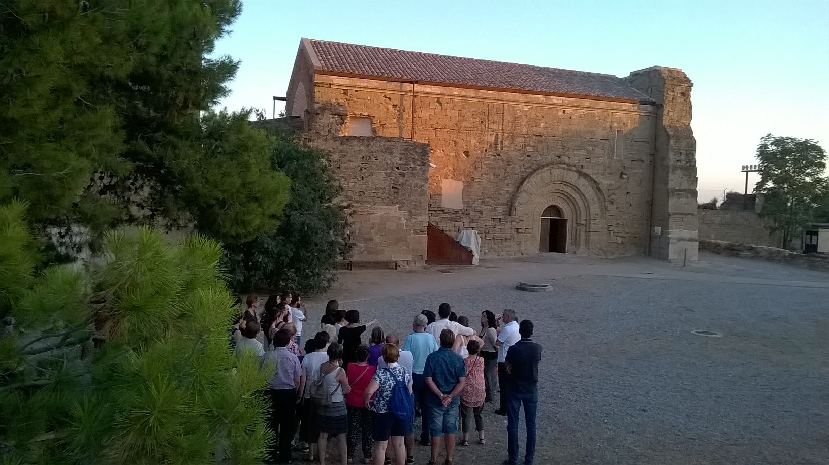 Una de les visites guiades al Castell durant el capvespre