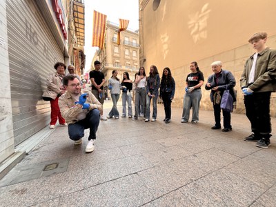 El regidor de Drets Civils, Roberto Pino, netejant la primera llamborda, al carrer Major.