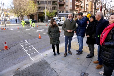El pas està situat a la cruïlla amb l'avinguda Prat de la Riba.