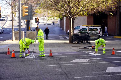 Els operaris treballant en la senyalització horitzontal del pas, aquest matí.
