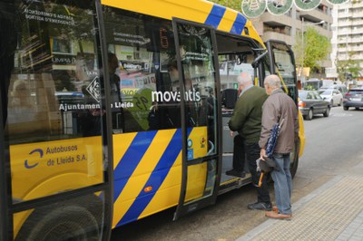 El nou reglament del servei de transport urbà de persones viatgeres de Lleida inclou novetats, com l’adaptació al Codi d’Accessibilitat, al llenguatge inclusiu i no sexista i la incorporació d’aspectes de civisme i conducta a bord de l’autobús, entre altres.