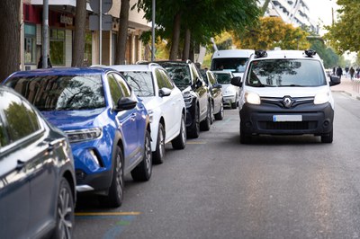Vista del vehicle amb les càmeres en proves, circulant avui pel barri de Cappont.