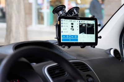 El sistema porta incorporat un software per a la comprovació de les dades de pagament de cada vehicle estacionat.