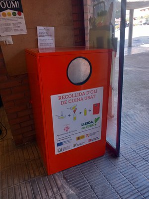 Nou contenidor de recollida de l'oli de cuina usat.