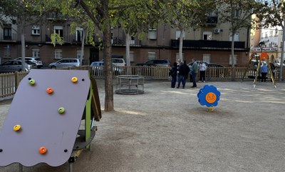 Alguns dels jocs infantils instal·lats a la plaça són inclusius..