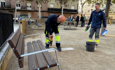 Darrers treballs per instal·lar el mobiliari urbà a la remodelada plaça de les Cases Regionals, ubicada entre els carrers Conca de Barberà i el Beat ….