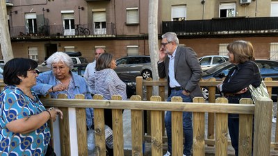 El paer en cap, Fèlix Larrosa, amb veïns i veïnes de Balàfia..