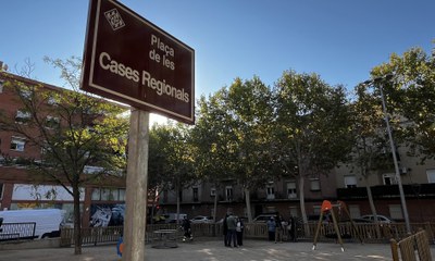 Nous jocs infantils, tanca i mobiliari urbà, a la plaça de les Cases Regionals, a Balàfia..