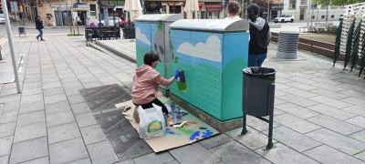 Alumne de l’Escola d’Art Municipal Leandre Cristòfol treballant en la intervenció artística amb grafit que s’està duent a terme en 7 armaris d’instal….