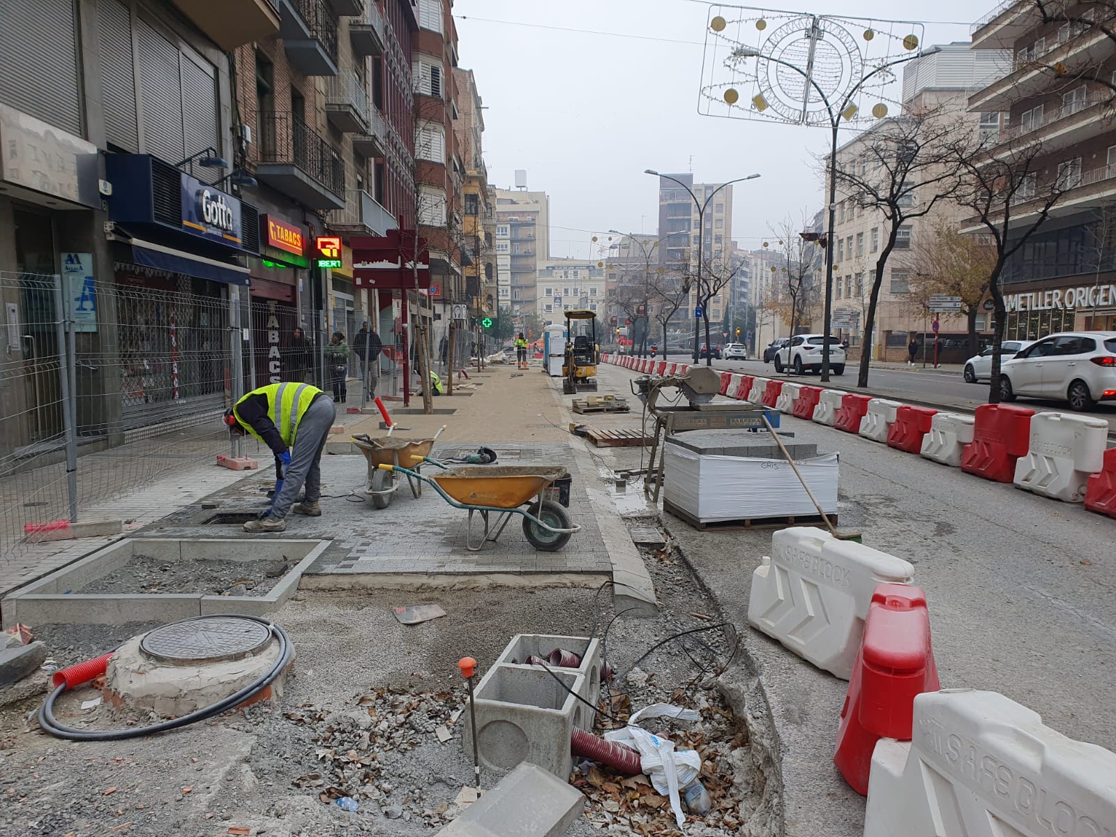 Quedarà oberta gairebé tota la vorera dels nombres parells, entre Ricard Viñes i Alcalde Porqueres, que ja estarà acabada, a excepció del mobiliari urbà i els fanals
