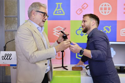 Larrosa ha provat unes ulleres de traducció simultània a l'Espai d'Innovació del Comerç de Lleida.