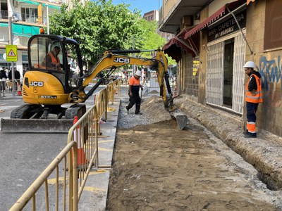 Operaris treballant en una rasa.