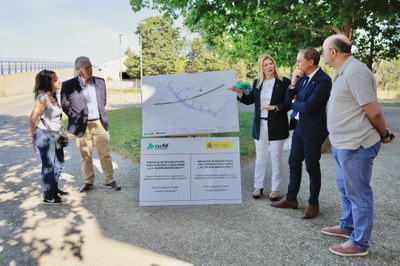 La tinenta d'alcalde Begoña Iglesias i el subdelegat del govern han visitat avui el pont.