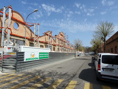 L'establiment s'instal·la a la nau de les antigues carrosseries Consa, i en conserva les façanes.