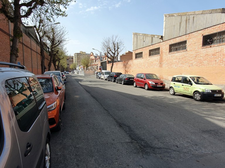 La vorera de l'avinguda Alacant (a la dreta) es renovarà i eixamplarà