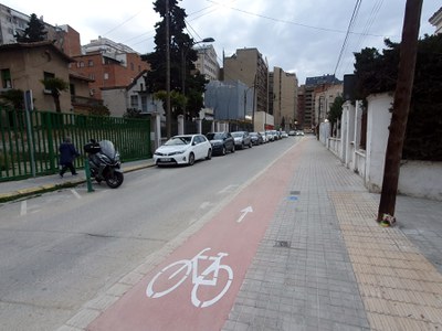 Al c/ Alfred Perenya s’amplien les voreres i s’habiliten 190 metres de carril bici unidireccional, actuació que donarà continuïtat al tram que s’ha a….