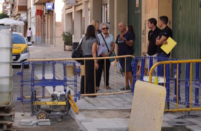 L’alcaldessa accidental, Begoña Iglesias, amb els representants veïnals de l'AV Balàfia i d'Aigües Lleida, a les obres del carrer Corts Catalanes, on….