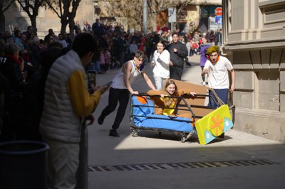 Els participants de la Cursa de Llit han baixat pel carrer La Palma.