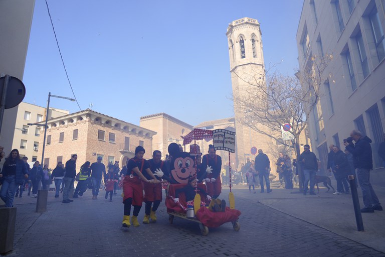 La popular Cursa de Llits de Carnaval al seu inici a la plaça Sant Josep