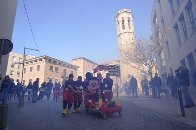 La popular Cursa de Llits de Carnaval al seu inici a la plaça Sant Josep.