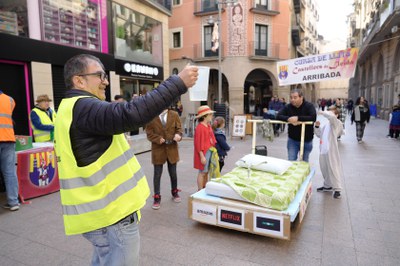 L'arribada de la Cursa de Llits a la plaça Sant Joan, on els participants han rebut el seu avituallament.