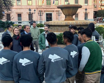 Visita a la Brigada Jove, formada per onze joves que avui estaven a la plaça de la Pau..