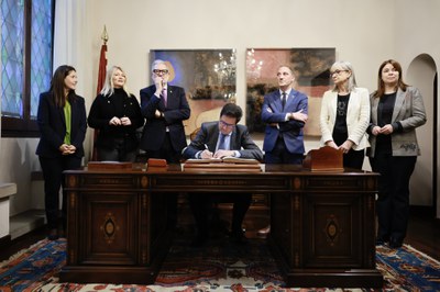 López ha signat al Llibre d'Honor de la Paeria.