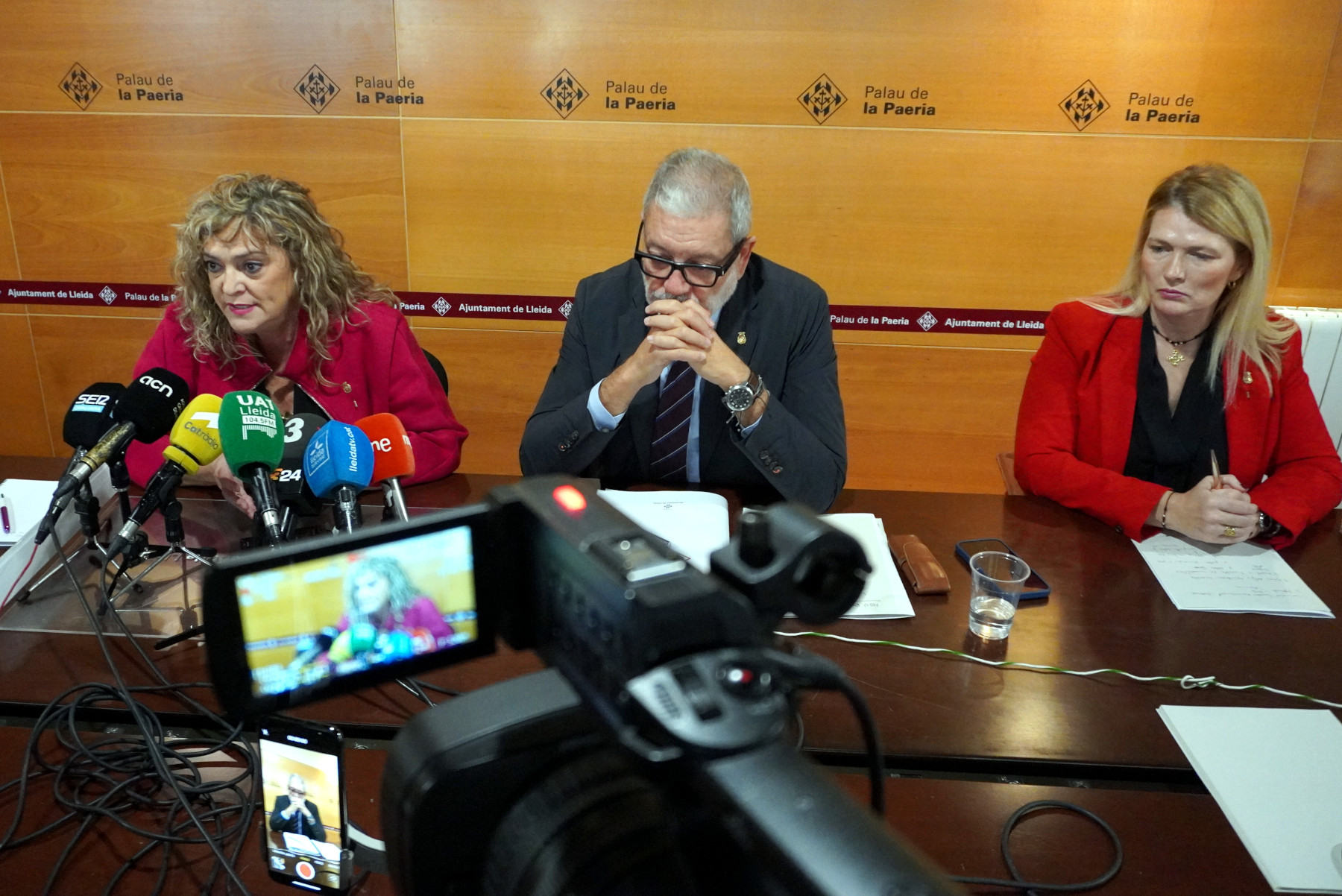 La portaveu de Junts, Violant Cervera, adreçant-se als mitjans