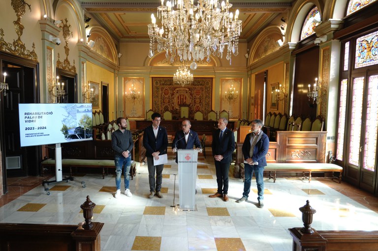 L’alcalde Pueyo, acompanyat del tinent d’alcalde Postius, ha anunciat que l’empresa adjudicatària per al Palau de Vidre és la UTE Sorigué Romero Polo