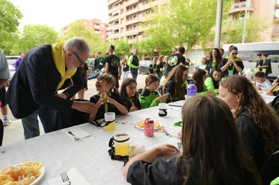 L'alcalde saluda alguns dels penyistes més joves.