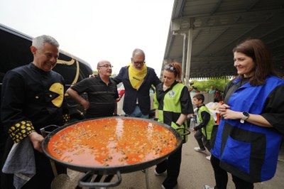 Larrosa i Morón han saludat els membres de les colles, que preparaven el dinar popular.