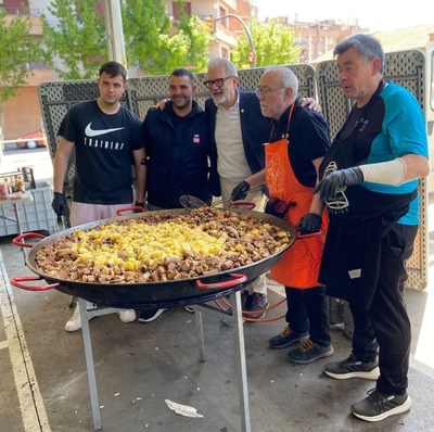 El paer en cap, Fèlix Larrosa, ha saludat els i les assistents al dinar de germanor que s’han aplegat al pàrquing del Barris Nord.