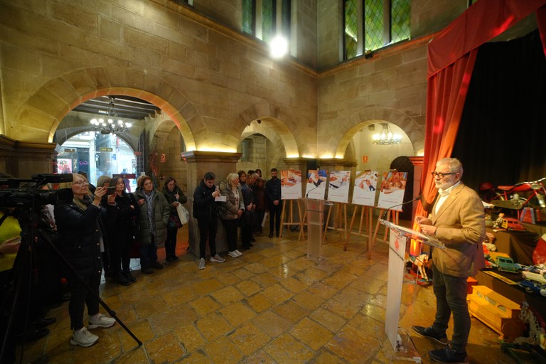 Instal·lació del Baratillo de Nadal, al Pati de la Paeria, on l'alcalde ha fet la presentació de la campanya nadalenca.