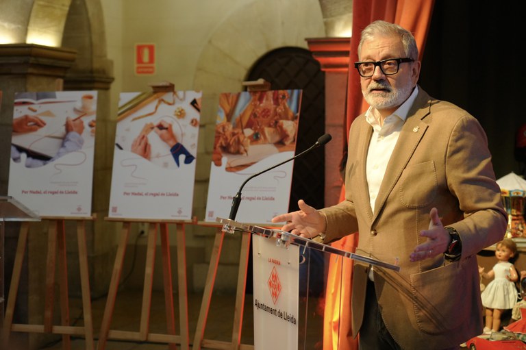 El paer en cap, Fèlix Larrosa, ha presentat la campanya per aquest Nadal a Lleida al Pati de la Paeria.