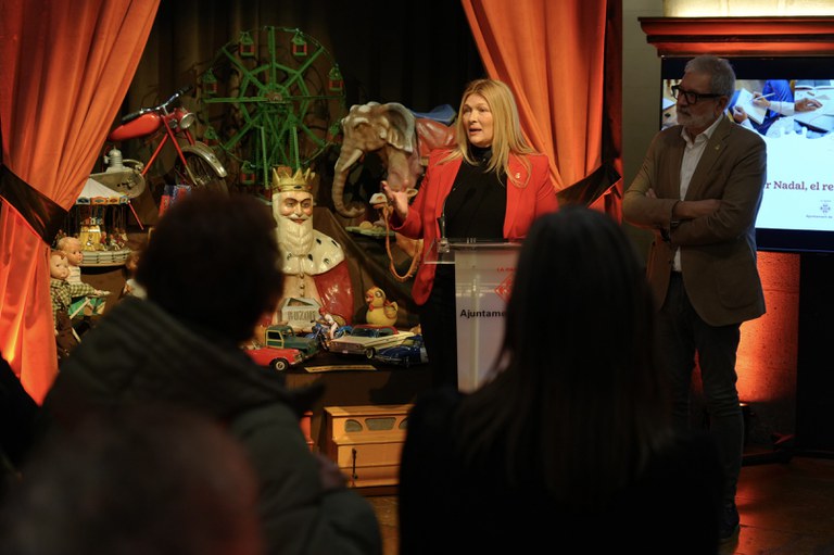 La tinent d'alcalde Begoña Iglesias ha explicat els guarniments a l'espai públic, per la campanya de Nadal a la ciutat.